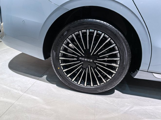 2025成都车展：荣威M7 DMH开启预售