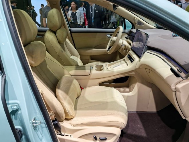 2025成都车展：鸿蒙智行携全系多款新车亮相