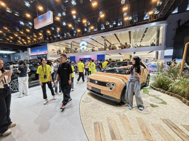 2025成都车展：蔚来多车亮相 补能体系升级