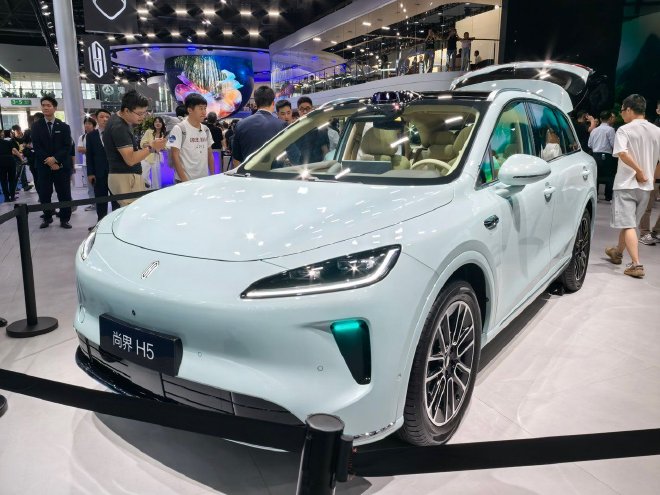 2025成都车展：鸿蒙智行携全系多款新车亮相