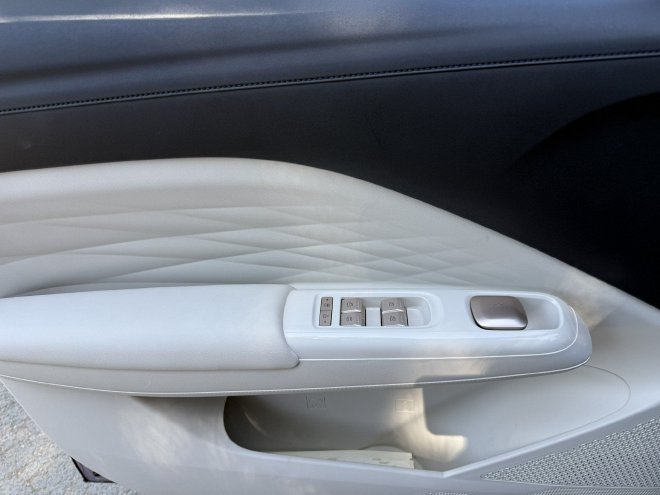 真被它给装到了！试驾极狐T1