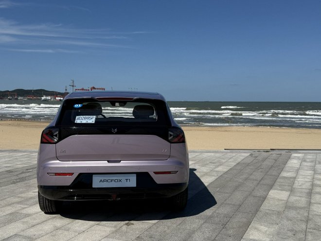 真被它给装到了！试驾极狐T1