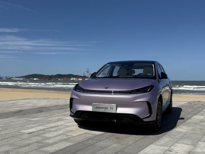 真被它给装到了！试驾极狐T1