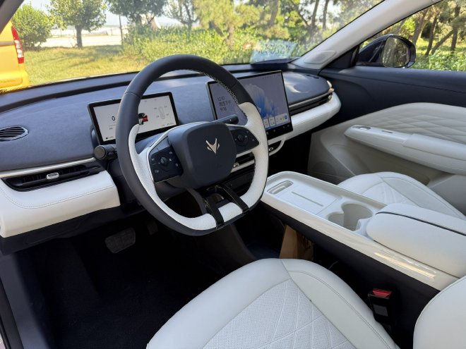 真被它给装到了！试驾极狐T1