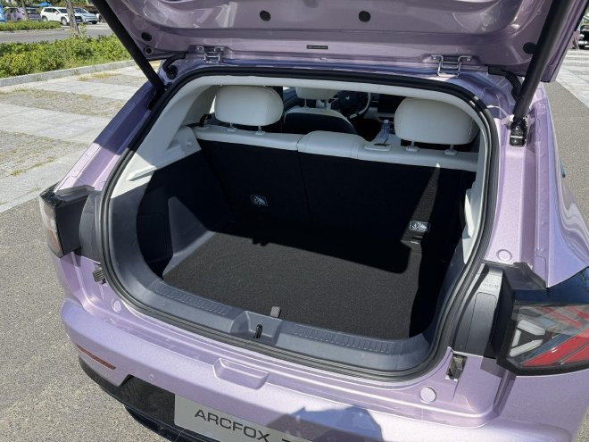 真被它给装到了！试驾极狐T1