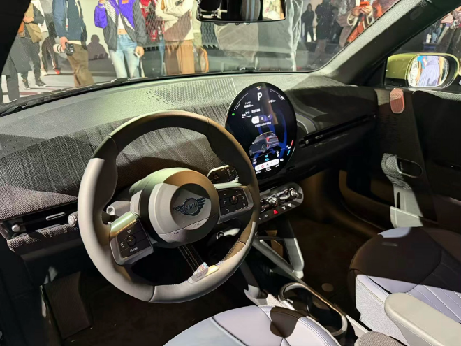 电动MINI COOPER PAUL SMITH版上市 售价21.78万元