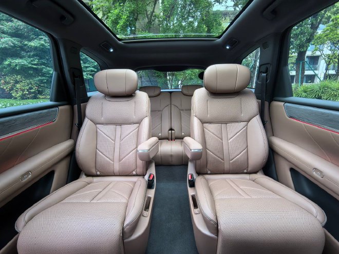 搭舱内激光雷达 试驾旗舰大六座SUV华境S