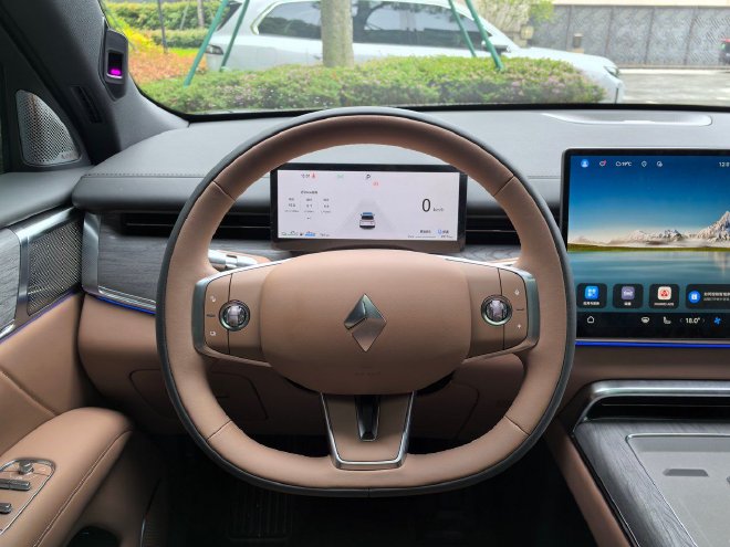 搭舱内激光雷达 试驾旗舰大六座SUV华境S