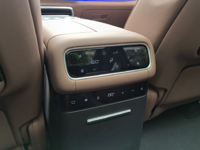 搭舱内激光雷达 试驾旗舰大六座SUV华境S