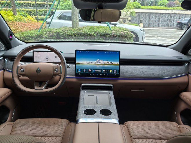 搭舱内激光雷达 试驾旗舰大六座SUV华境S