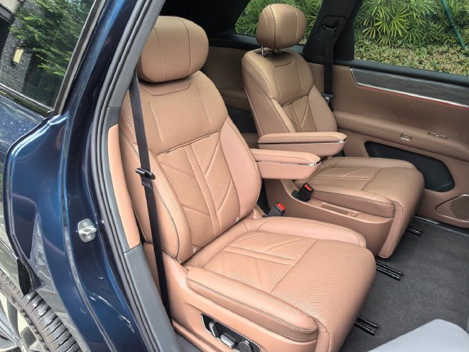 搭舱内激光雷达 试驾旗舰大六座SUV华境S