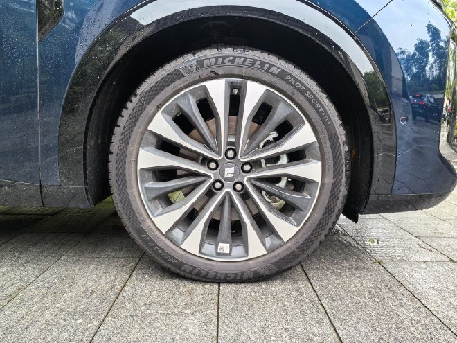 搭舱内激光雷达 试驾旗舰大六座SUV华境S