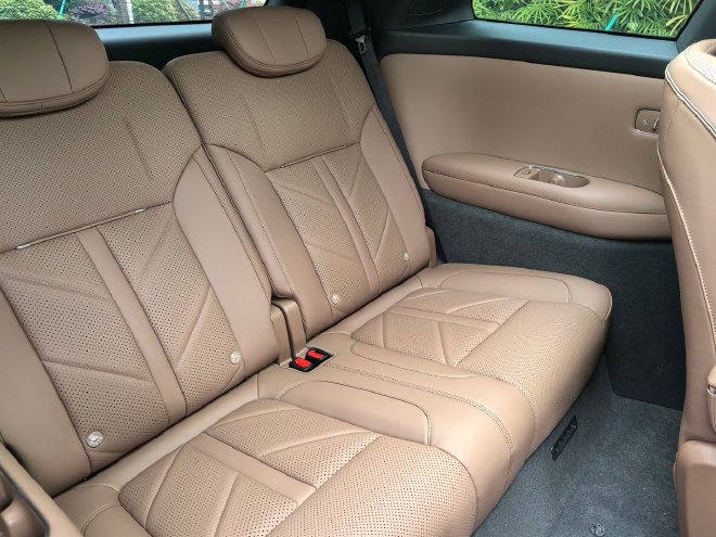 搭舱内激光雷达 试驾旗舰大六座SUV华境S