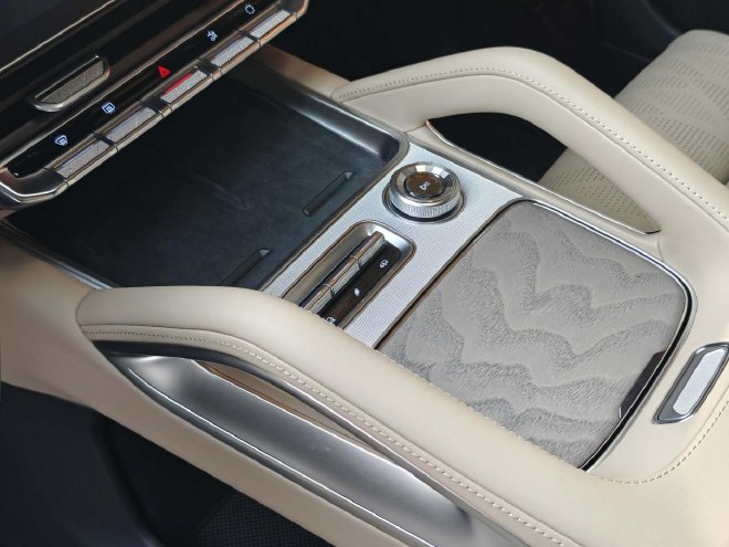 上市限时售价32.98万元起 极氪8X正式上市