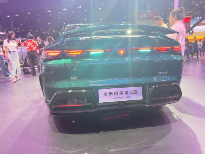 2026北京车展：北汽极狐全新阿尔法S5亮相