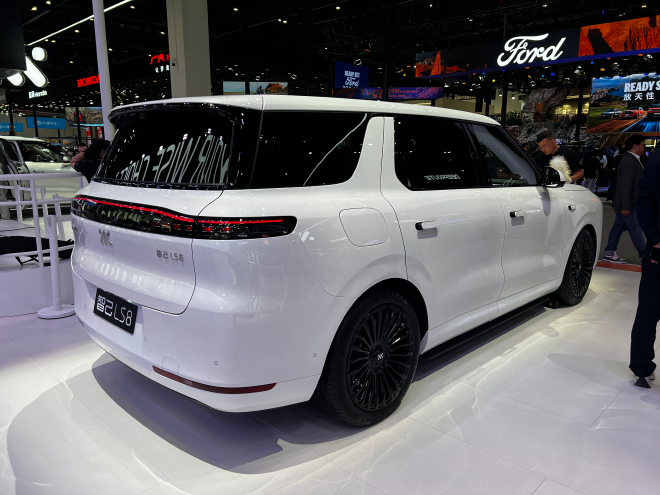 2026北京车展：上汽智己LS8亮相车展