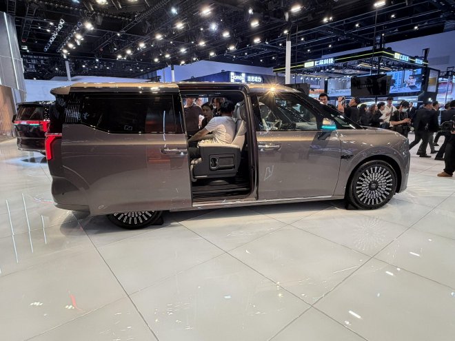 2026北京车展：焕新极氪009开启预售