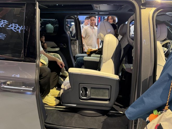 2026北京车展：焕新极氪009开启预售