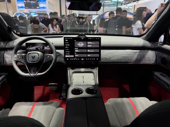 2026北京车展：岚图携泰山X8等车型亮相