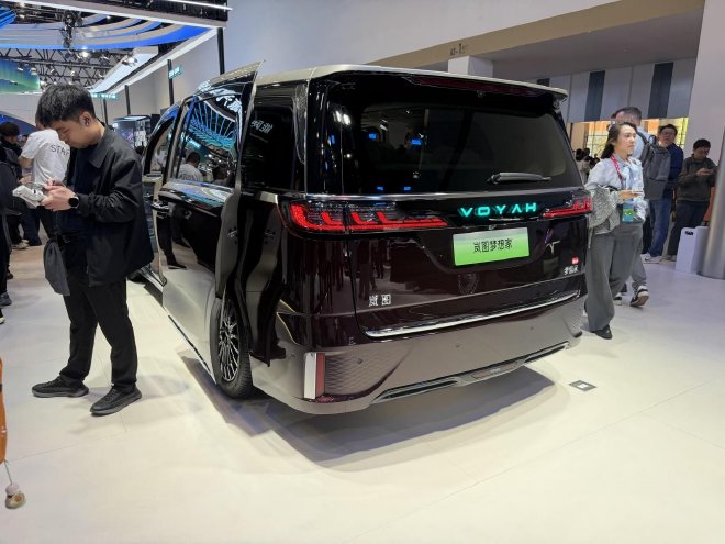 2026北京车展：岚图携泰山X8等车型亮相