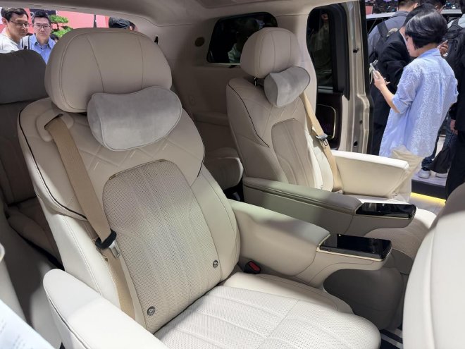 2026北京车展：岚图携泰山X8等车型亮相