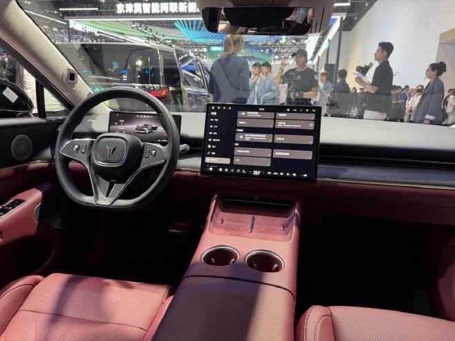 2026北京车展：岚图携泰山X8等车型亮相