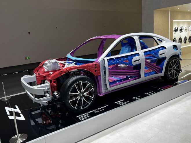 五界同台亮 焕新登场 鸿蒙智行王牌阵容亮相北京车展