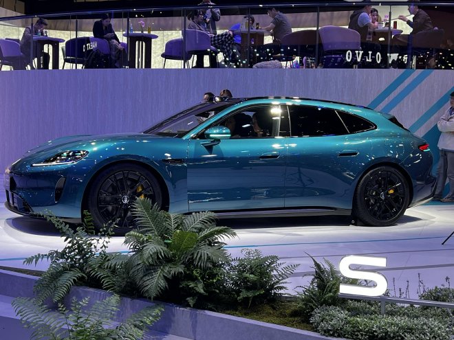 五界同台亮 焕新登场 鸿蒙智行王牌阵容亮相北京车展