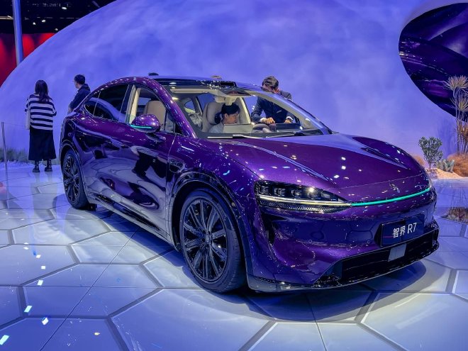 五界同台亮 焕新登场 鸿蒙智行王牌阵容亮相北京车展