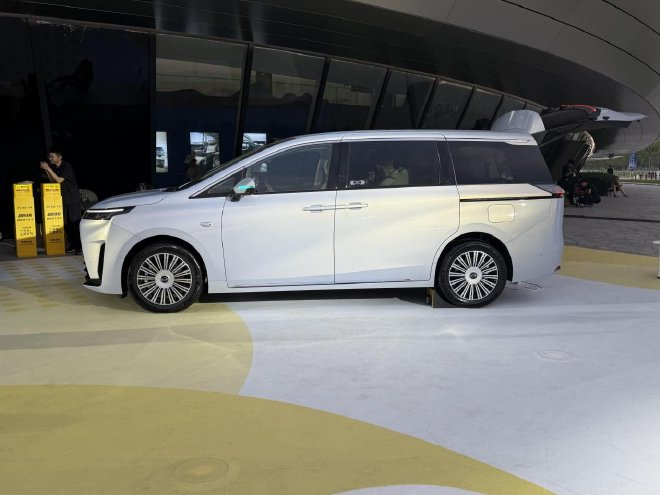 广汽传祺向往E8 PHEV/M8 PHEV L正式上市 定价16.84万元起