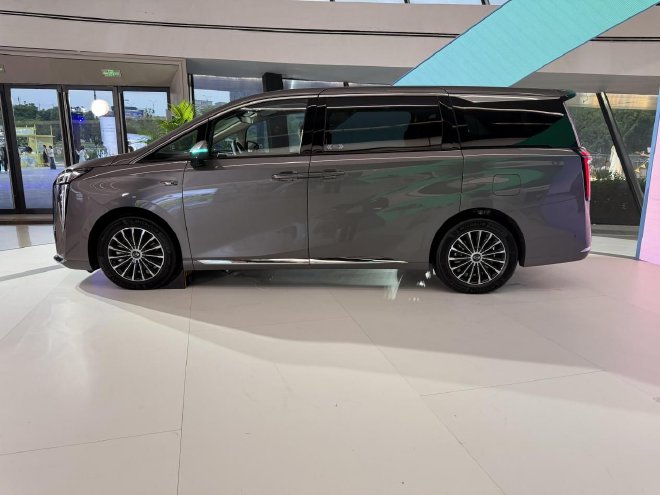 广汽传祺向往E8 PHEV/M8 PHEV L正式上市 定价16.84万元起