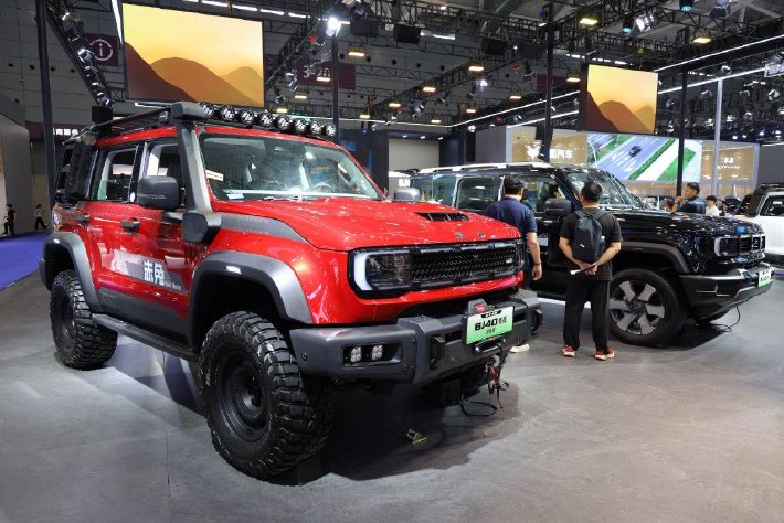 2025粤港澳大湾区车展：北京越野BJ40增程/增程赤兔版亮相