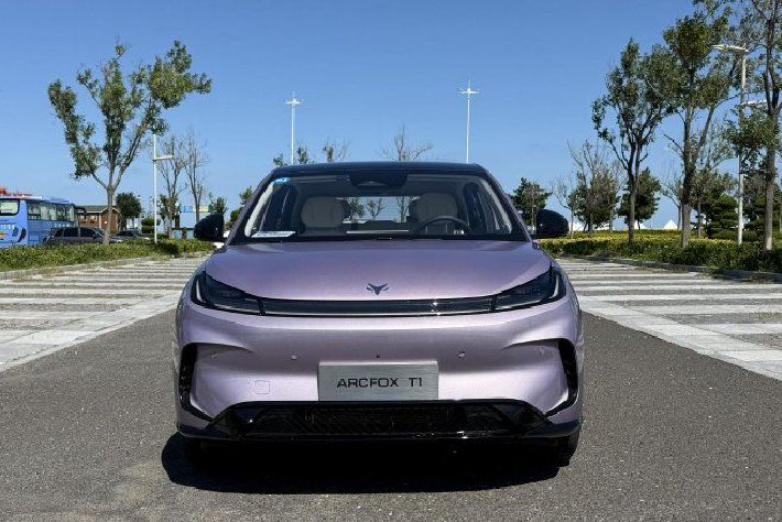 真被它给装到了！试驾极狐T1