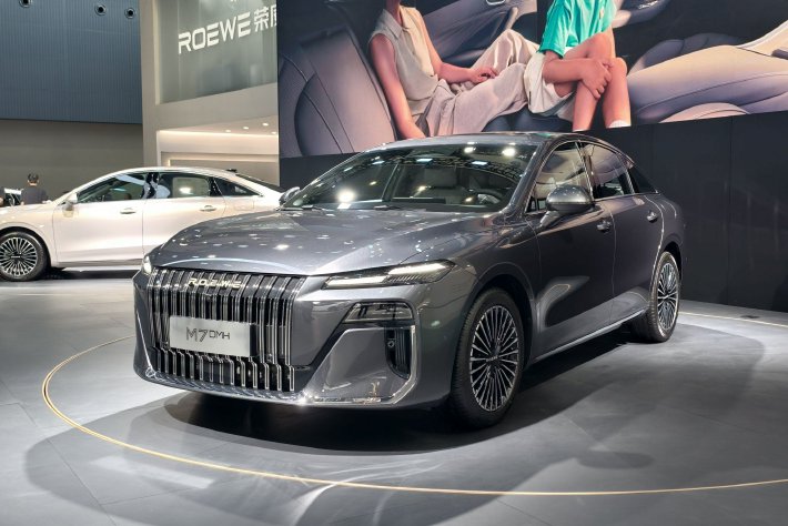 2025广州车展：荣威M7 DMH携“活人感”AI车机亮相