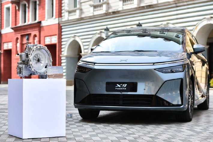 小鹏X9超级增程全球首发华为DriveONE下一代增程发电机