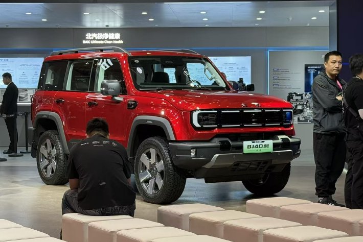 2026北京车展：北京越野BJ40增程长续航版预售价21.48万元