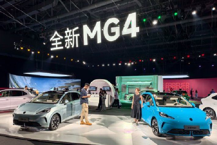 10万内纯电车怎么选？MG4用半固态电池和6.58万的定价，给了你一个很难拒绝的答案