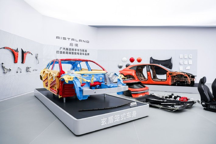 双CEO同台开启实测拆车 启境GT7面向L3级辅助驾驶架构首拆