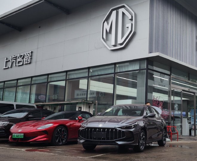 名爵轿跑新车全新MG5到店