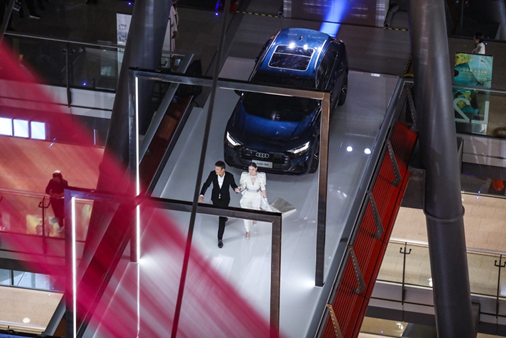 一汽-大众奥迪打造首个无边悬浮T台