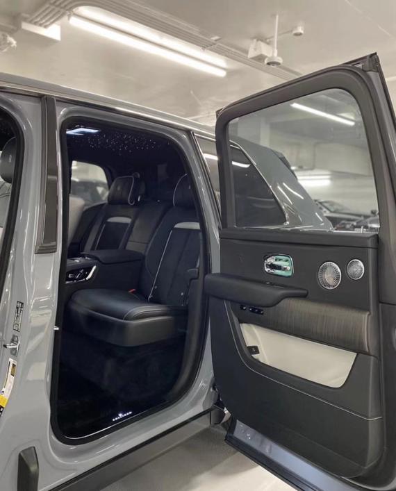 库里南整体采用直线条设计,同时延续了巨大的侧窗以及高车顶造型,银色