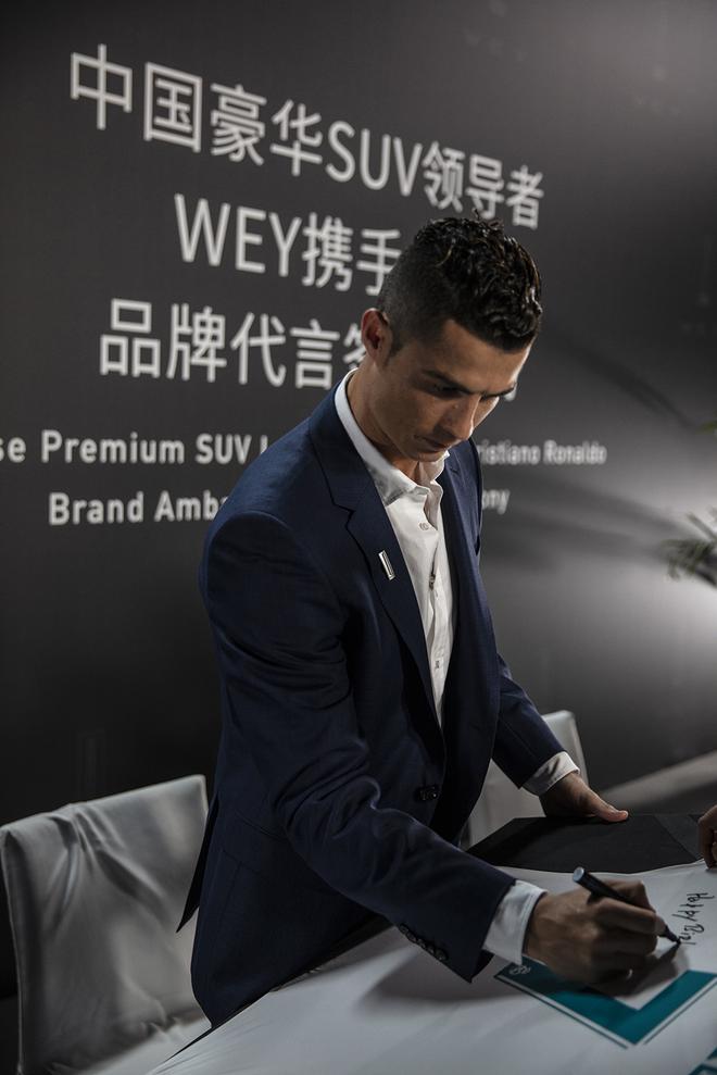 C罗现场为WEY品牌签名