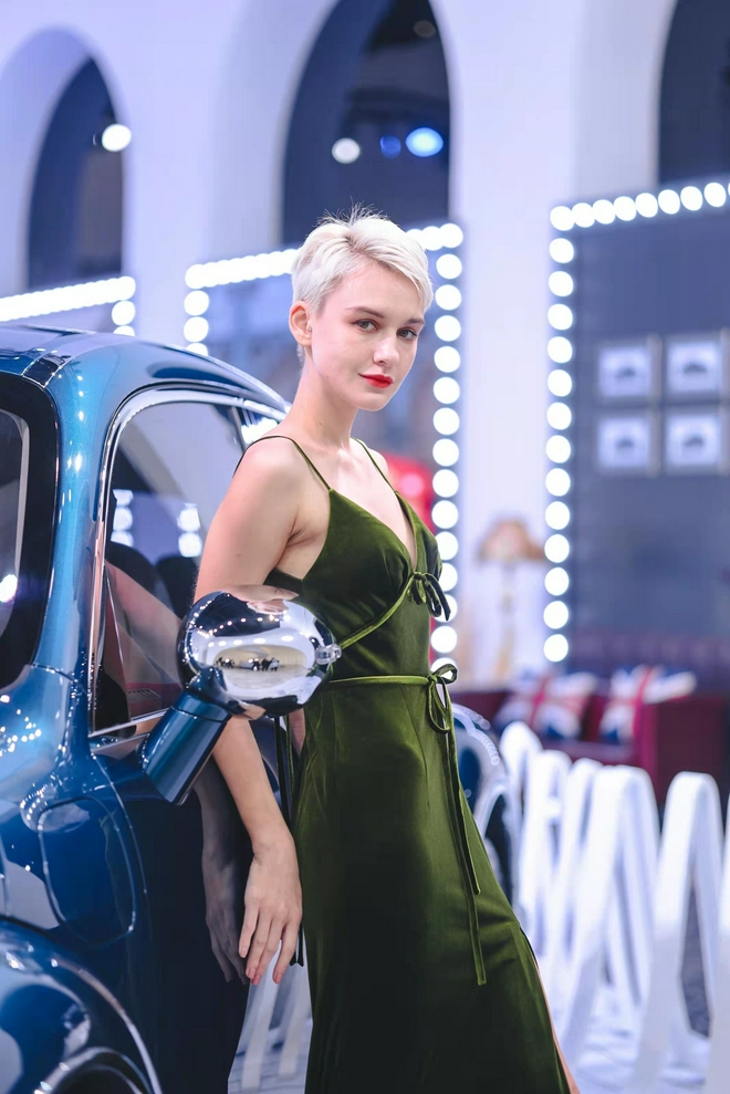 女性与共创 欧拉朋克猫的艺术之旅