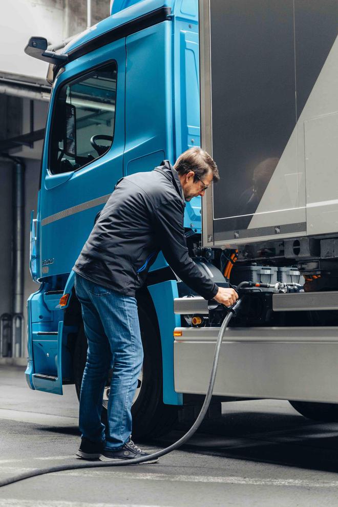 量产版梅赛德斯-奔驰eActros纯电卡车首秀 420千瓦时电池 续航400公里