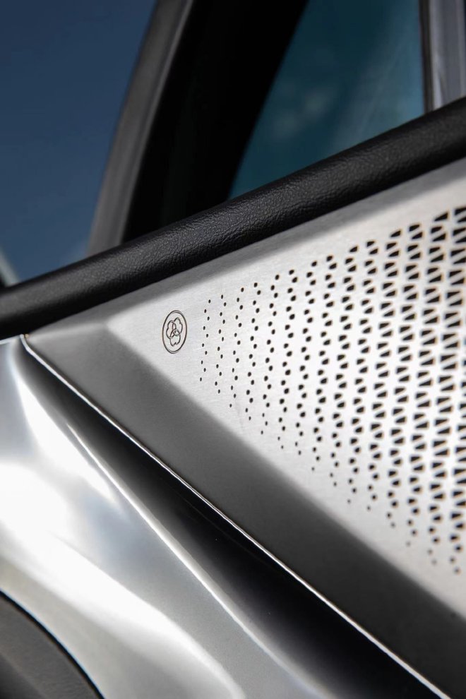 全新凯迪拉克XT5内饰官图曝光 配33寸一体式曲面屏