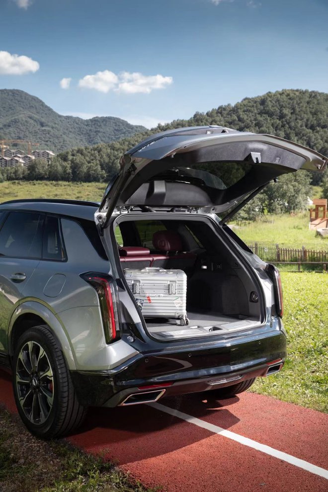 全新凯迪拉克XT5内饰官图曝光 配33寸一体式曲面屏