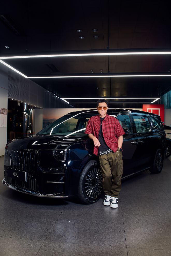 古天乐香港提极氪 009新车，现场两“雕兄”惹眼