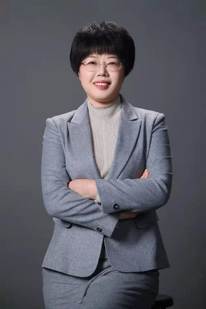 张明霞的“红帽子”：一位奔驰老兵的100天突围战