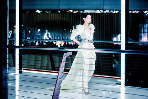 一汽-大众奥迪打造首个无边悬浮T台