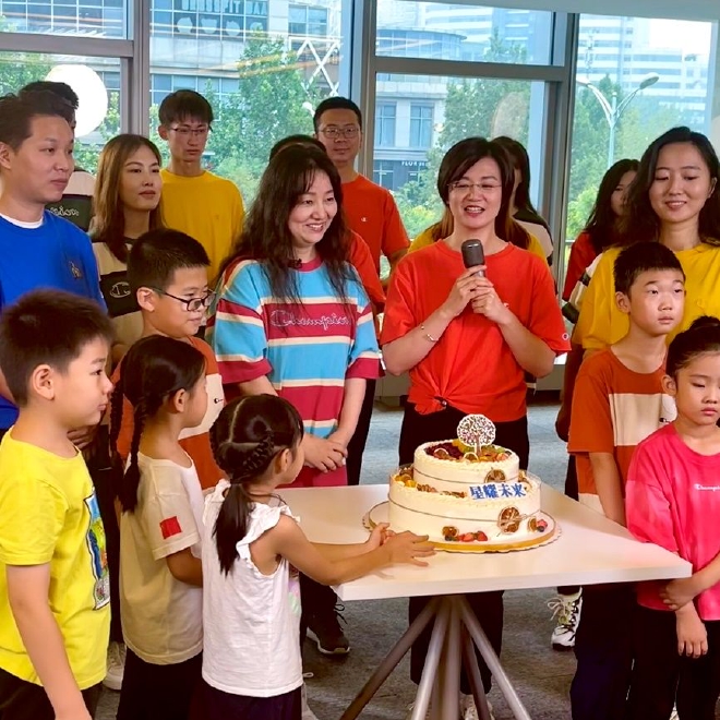 图为云课堂体育课健身广场舞录制现场，志愿者们分享成功的喜悦